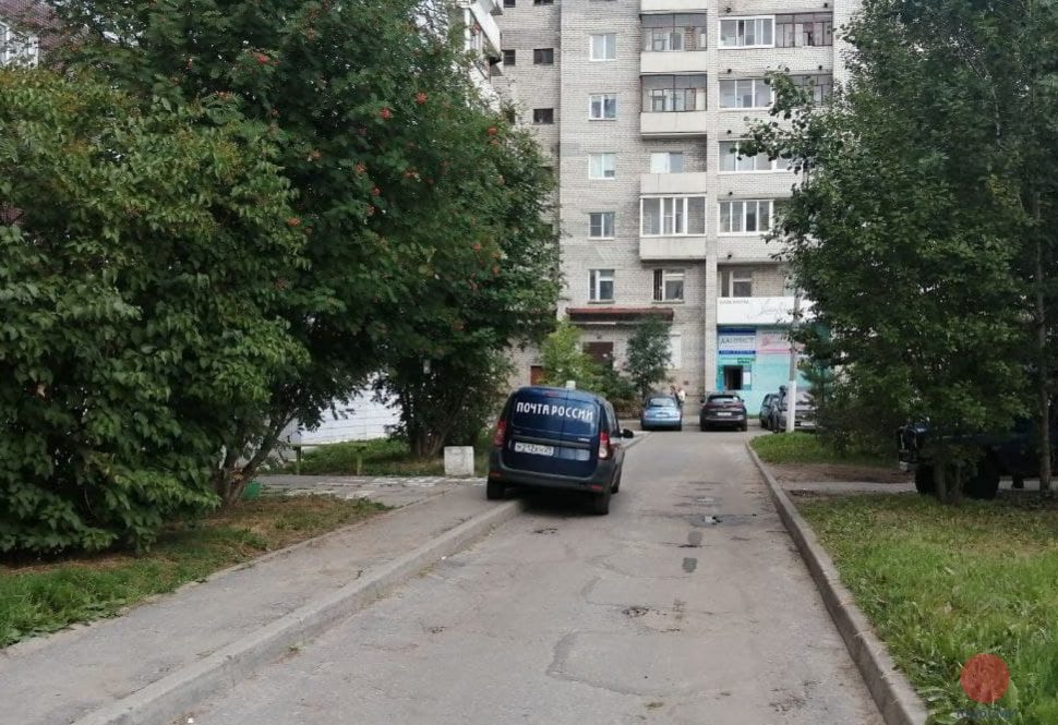 «Почта России» паркуется на тротуарах в Северодвинске
